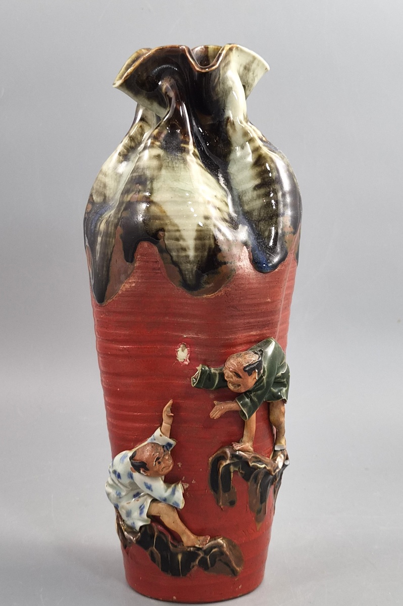 Grand vase japonais Sumida Gawa signé Ryōsai, personnages grimpants, Meiji–Taishō vers 1900