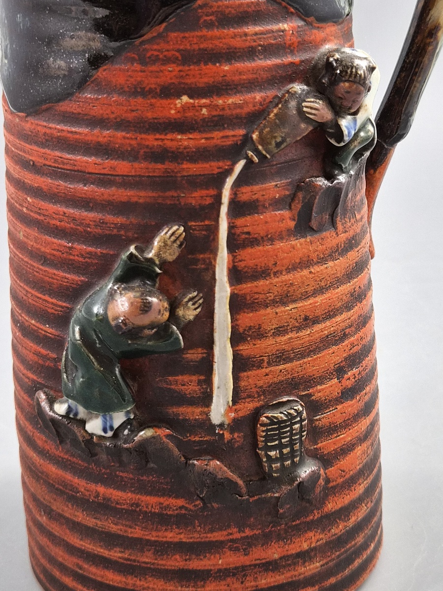 Pichet japonais Sumida Gawa, scène de saké versé, deux personnages, Meiji–Taishō vers 1900-photo-4