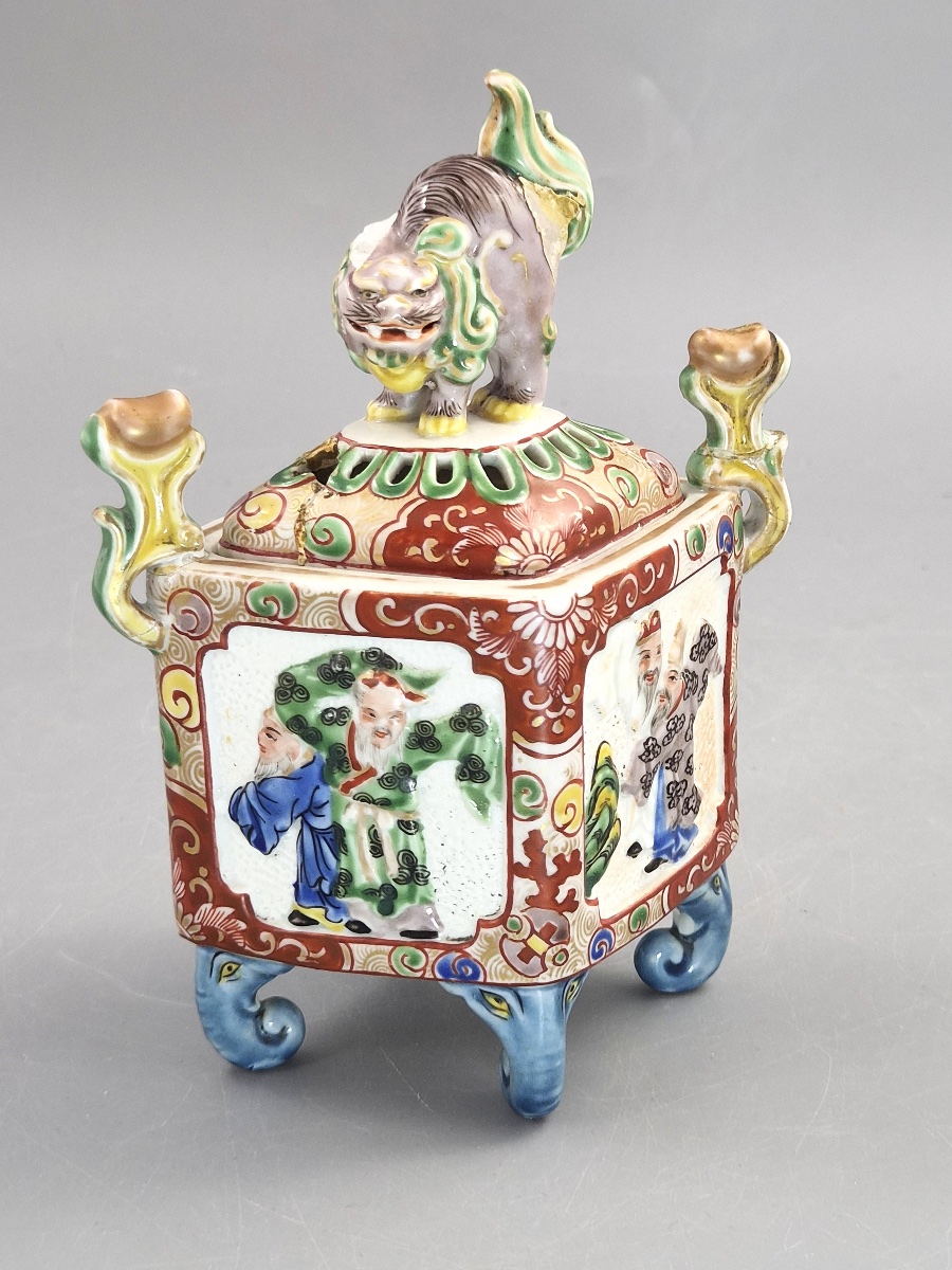 Japanese Kutani Porcelain Koro Incense Burner, Karashishi Finial, Meiji 1890