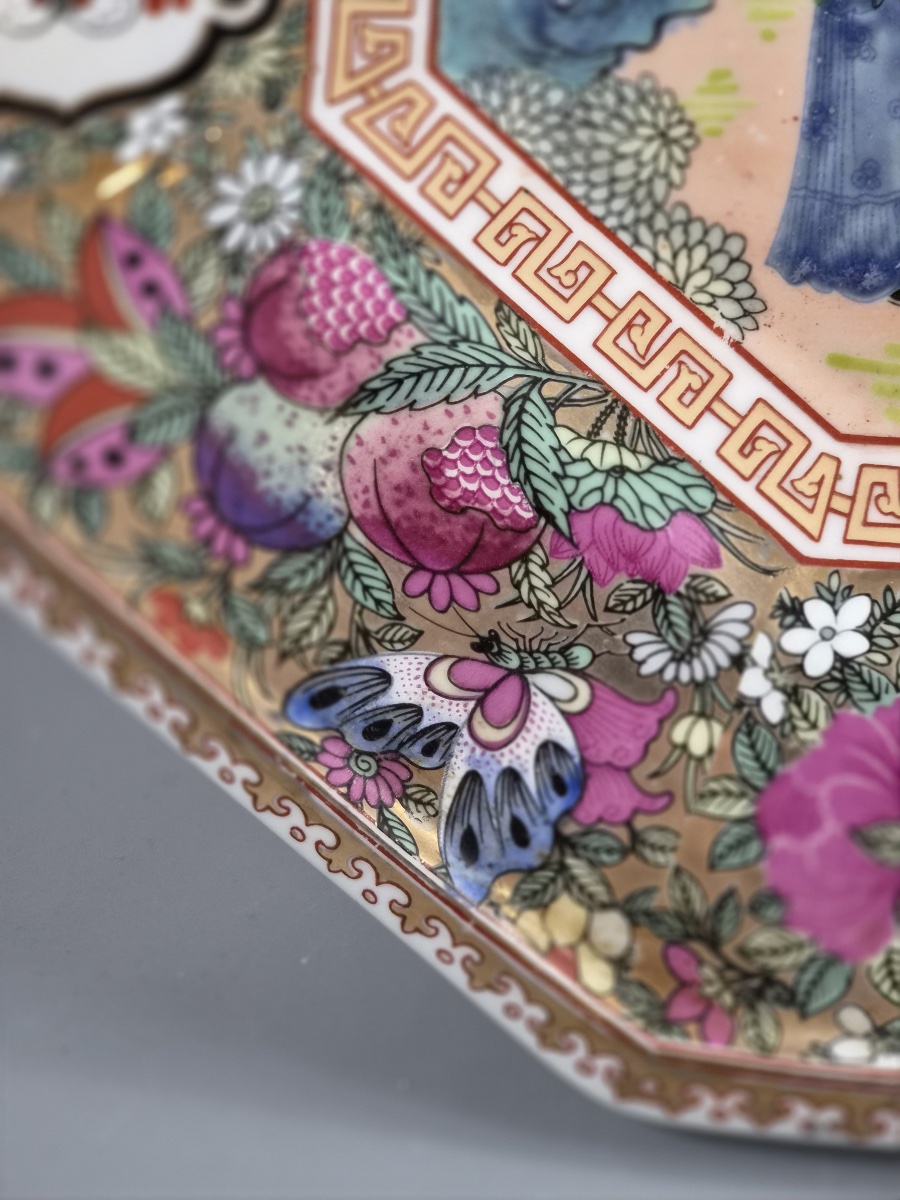 Chinese Famille Rose Octagonal Tray, Garden Court Scene, Qianlong Mark, Early 20th C-photo-4