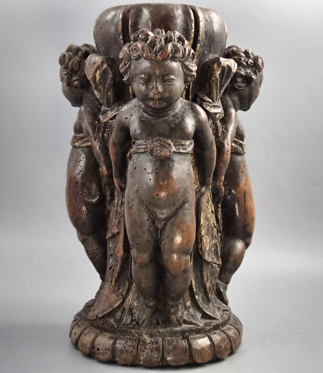 Base de torchère baroque italienne en noyer sculpté, trois putti, Venise, XVIIe-XVIIIe