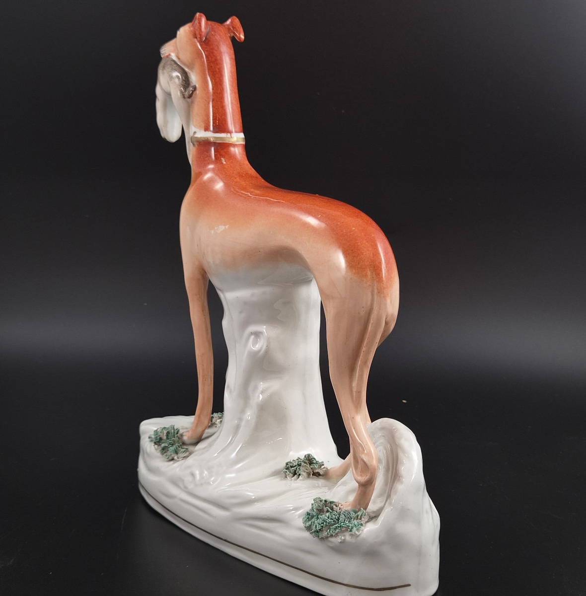 Paire de grands lévriers Staffordshire victoriens au lièvre, Angleterre, vers 1850-photo-1