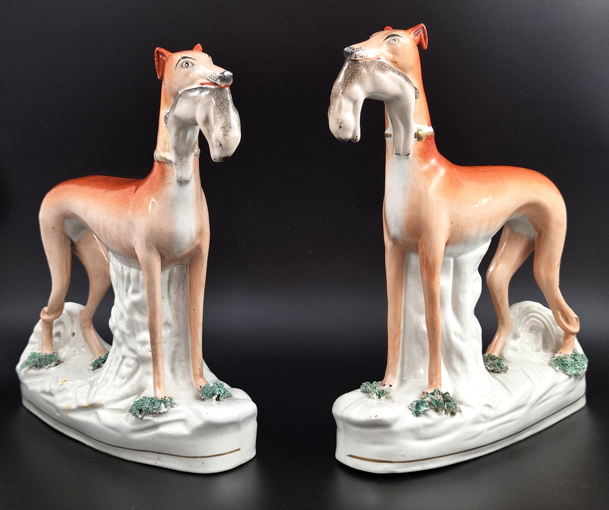 Paire de grands lévriers Staffordshire victoriens au lièvre, Angleterre, vers 1850