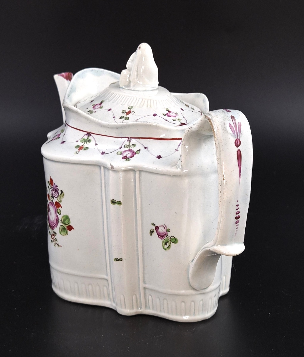 Théière anglaise en faïence forme commode, prise à la veuve éplorée, vers 1810-photo-2