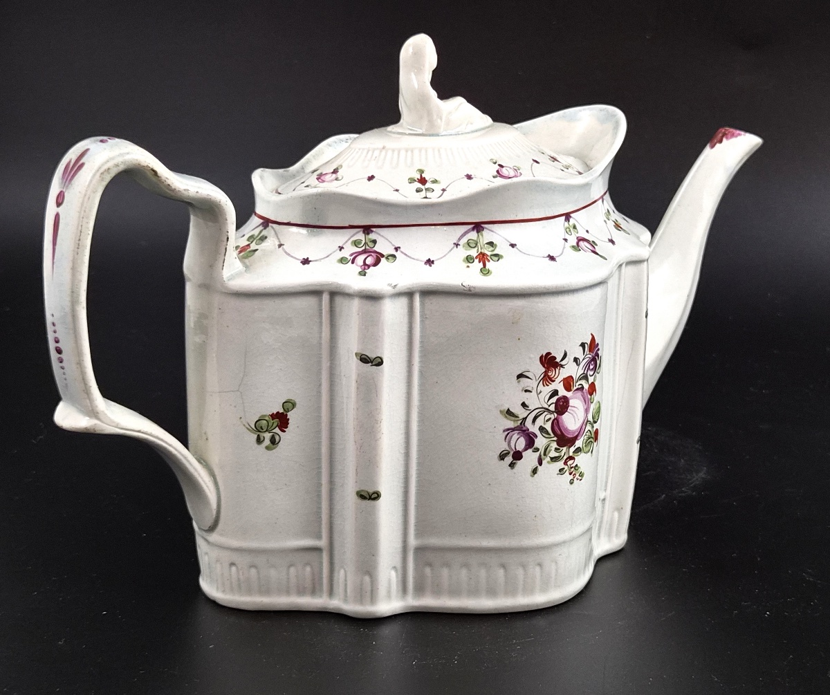 Théière anglaise en faïence forme commode, prise à la veuve éplorée, vers 1810-photo-3
