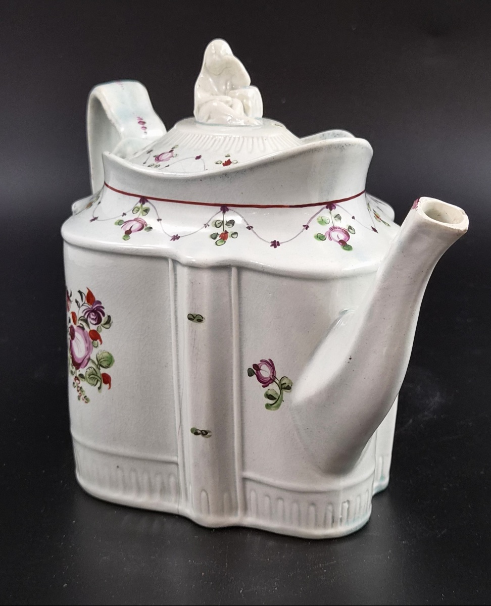 Théière anglaise en faïence forme commode, prise à la veuve éplorée, vers 1810-photo-4