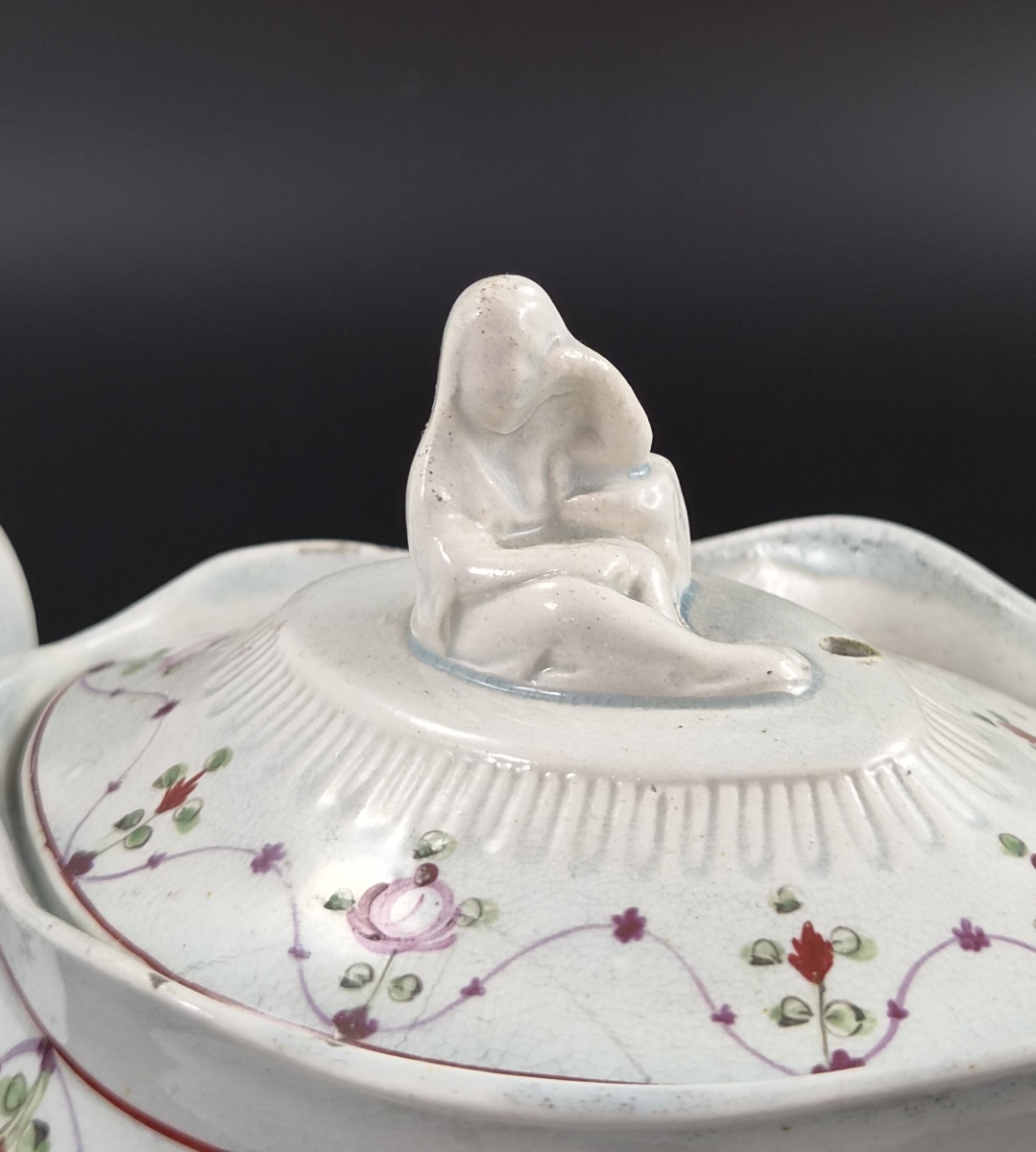 Théière anglaise en faïence forme commode, prise à la veuve éplorée, vers 1810-photo-1