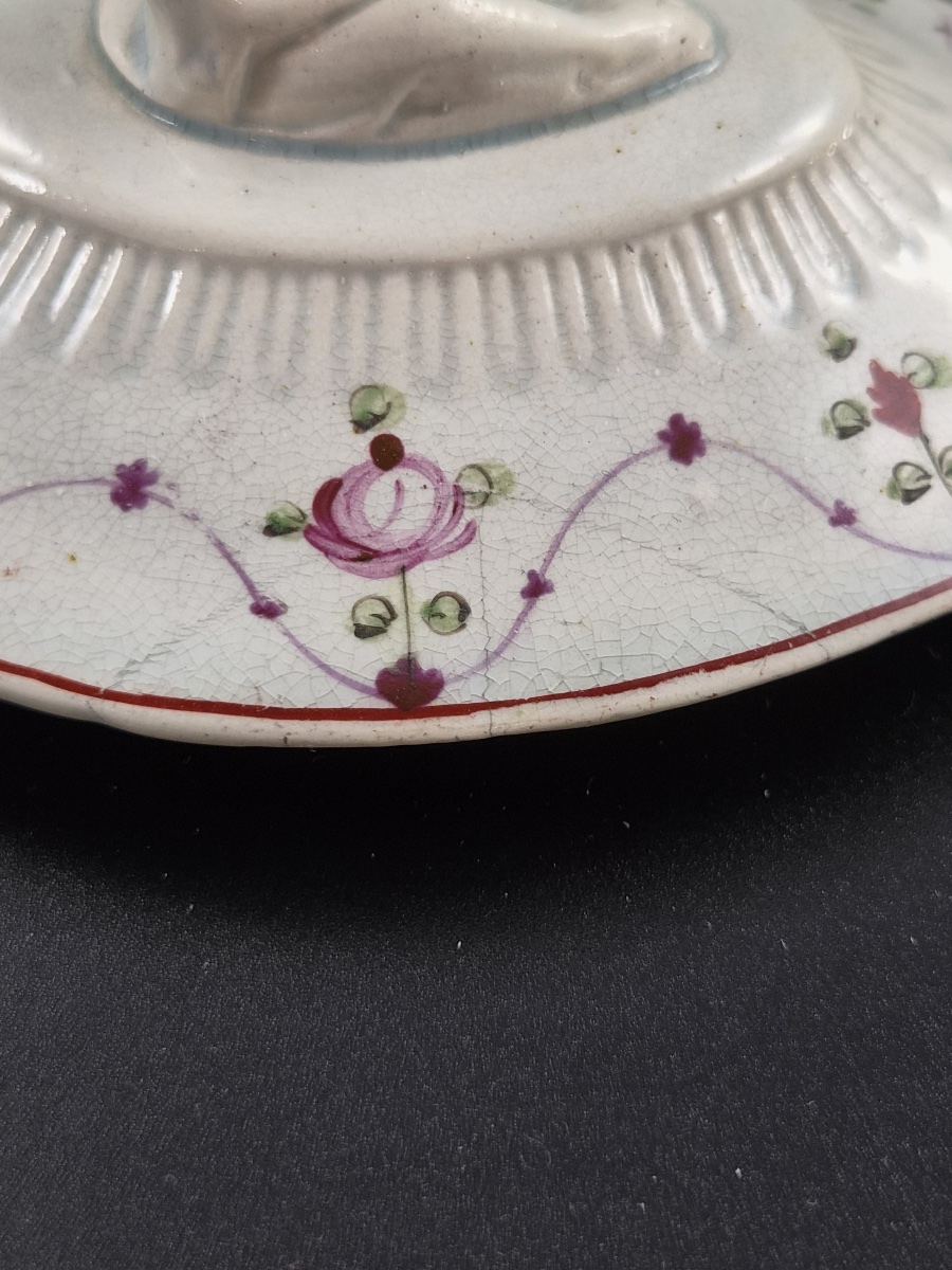 Théière anglaise en faïence forme commode, prise à la veuve éplorée, vers 1810-photo-7