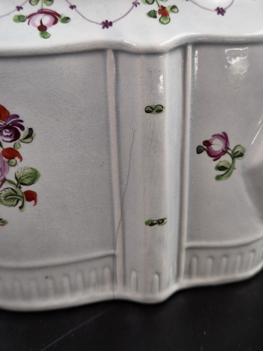 Théière anglaise en faïence forme commode, prise à la veuve éplorée, vers 1810-photo-8