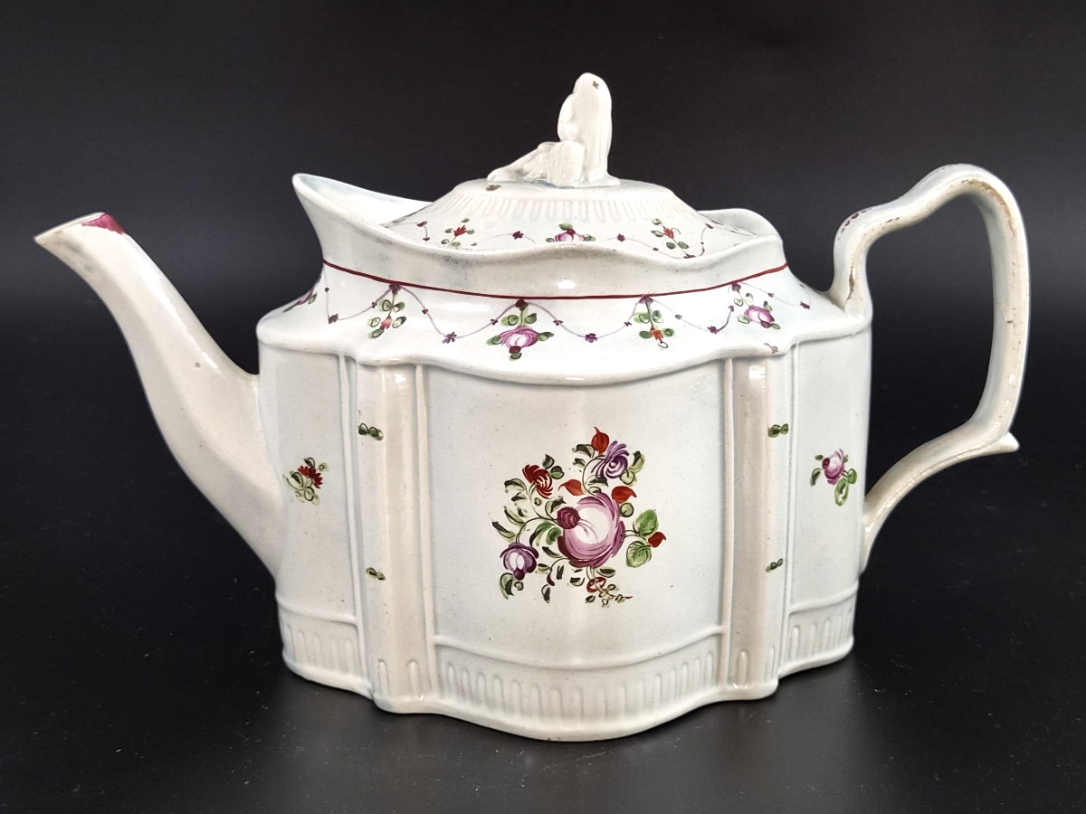 Théière anglaise en faïence forme commode, prise à la veuve éplorée, vers 1810