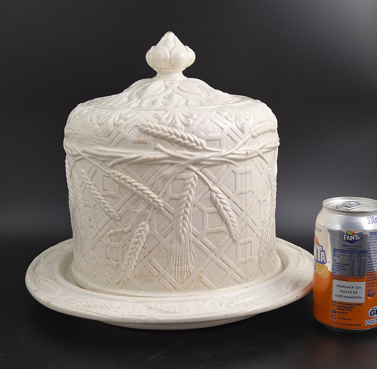 Cloche à fromage victorienne en ironstone blanc et son plat, blé et treillage, v.1875-photo-1