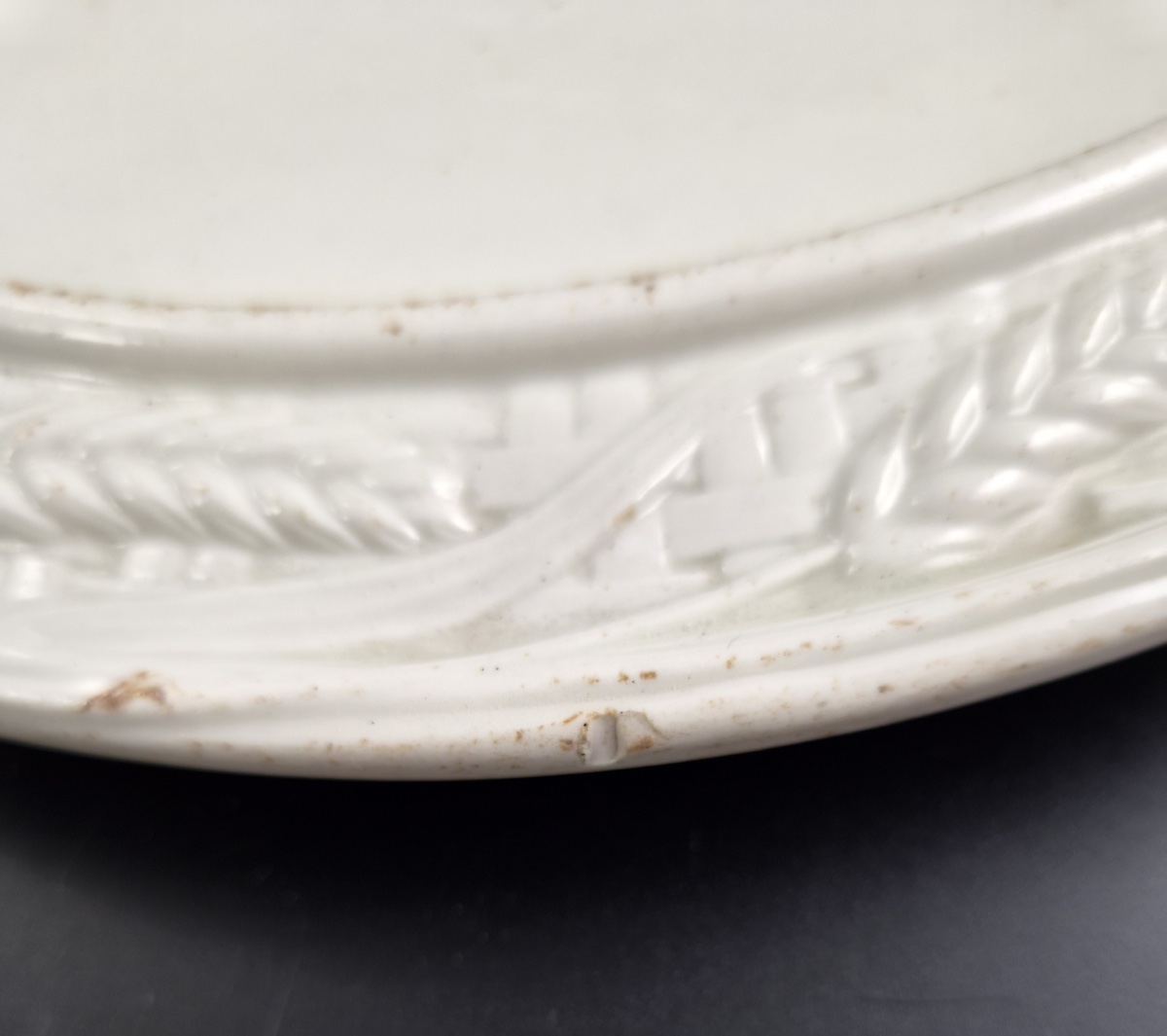 Cloche à fromage victorienne en ironstone blanc et son plat, blé et treillage, v.1875-photo-6
