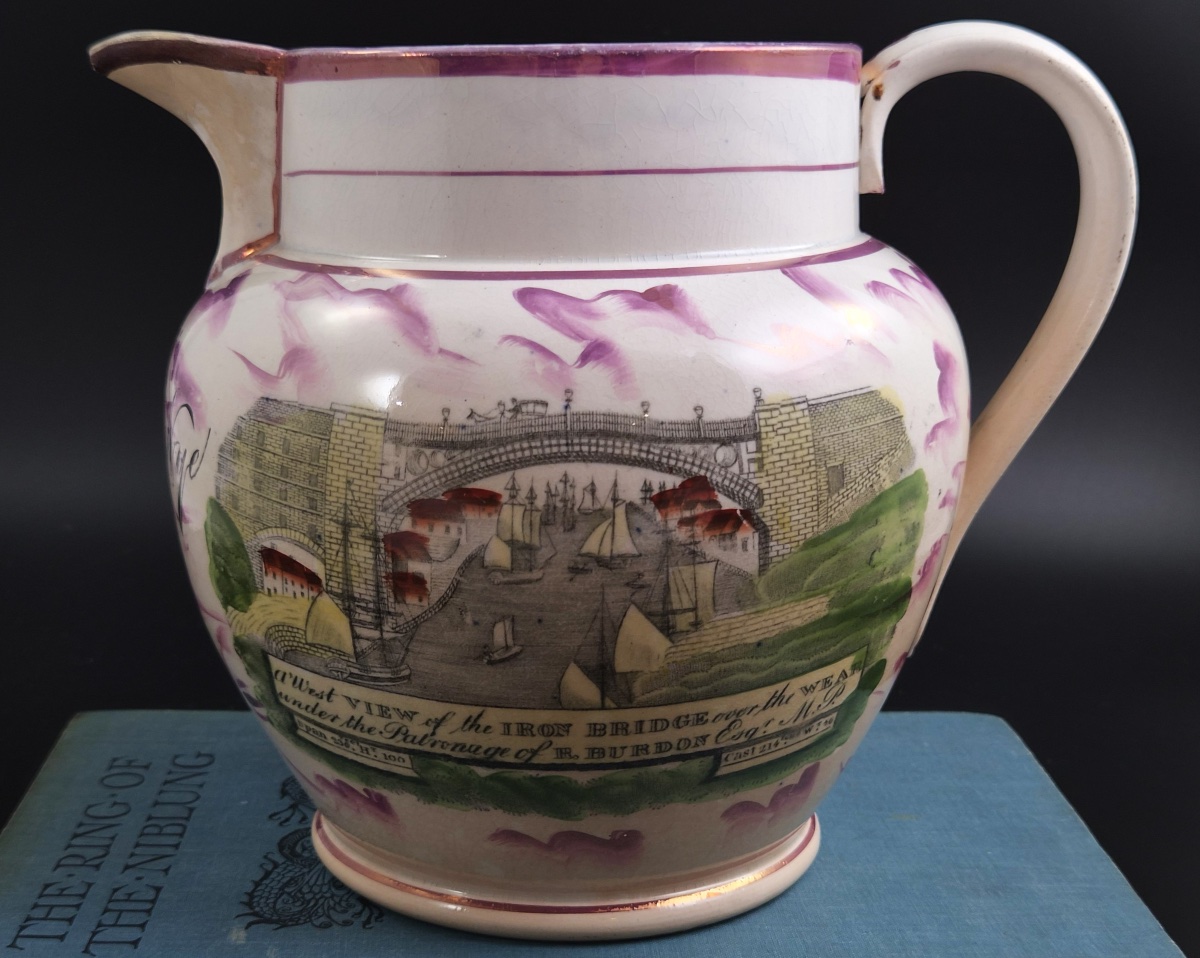 Pichet en lustre rose de Sunderland, Iron Bridge sur la Wear, nommé et daté 1859