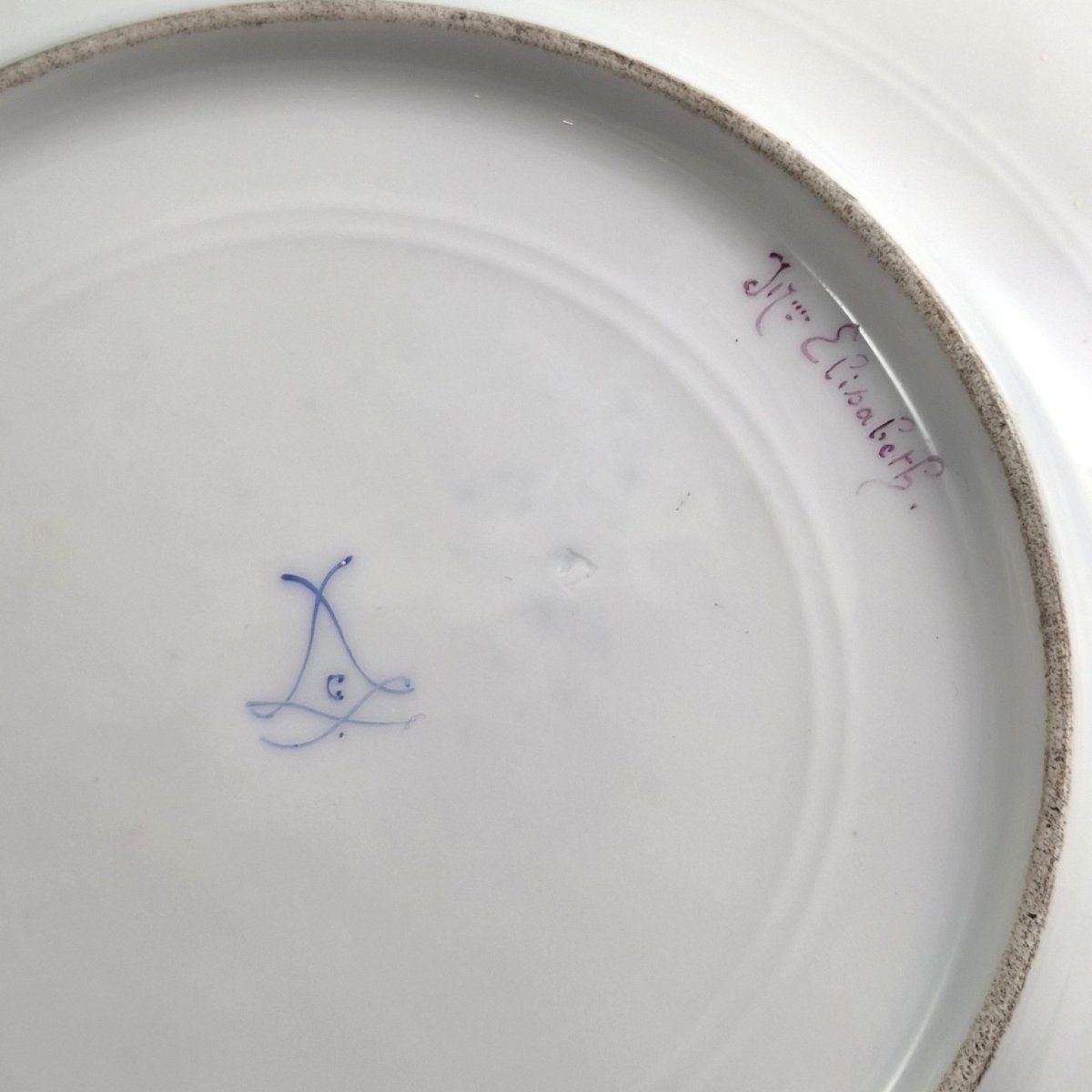 Assiette portrait en porcelaine bleu cobalt, style Sèvres, Mme Élisabeth, vers 1870–1890-photo-1