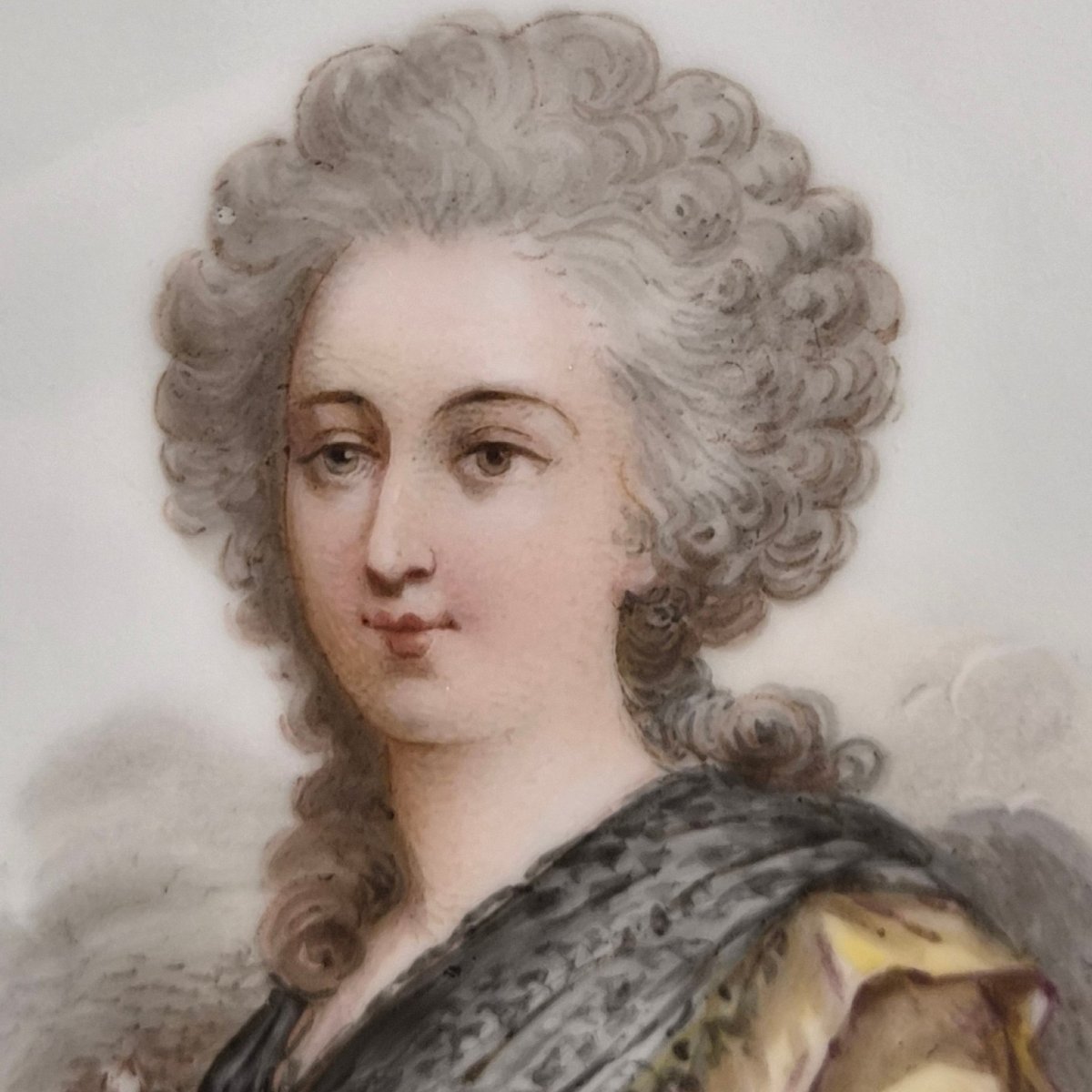 Assiette portrait en porcelaine bleu cobalt, style Sèvres, Mme Élisabeth, vers 1870–1890-photo-3
