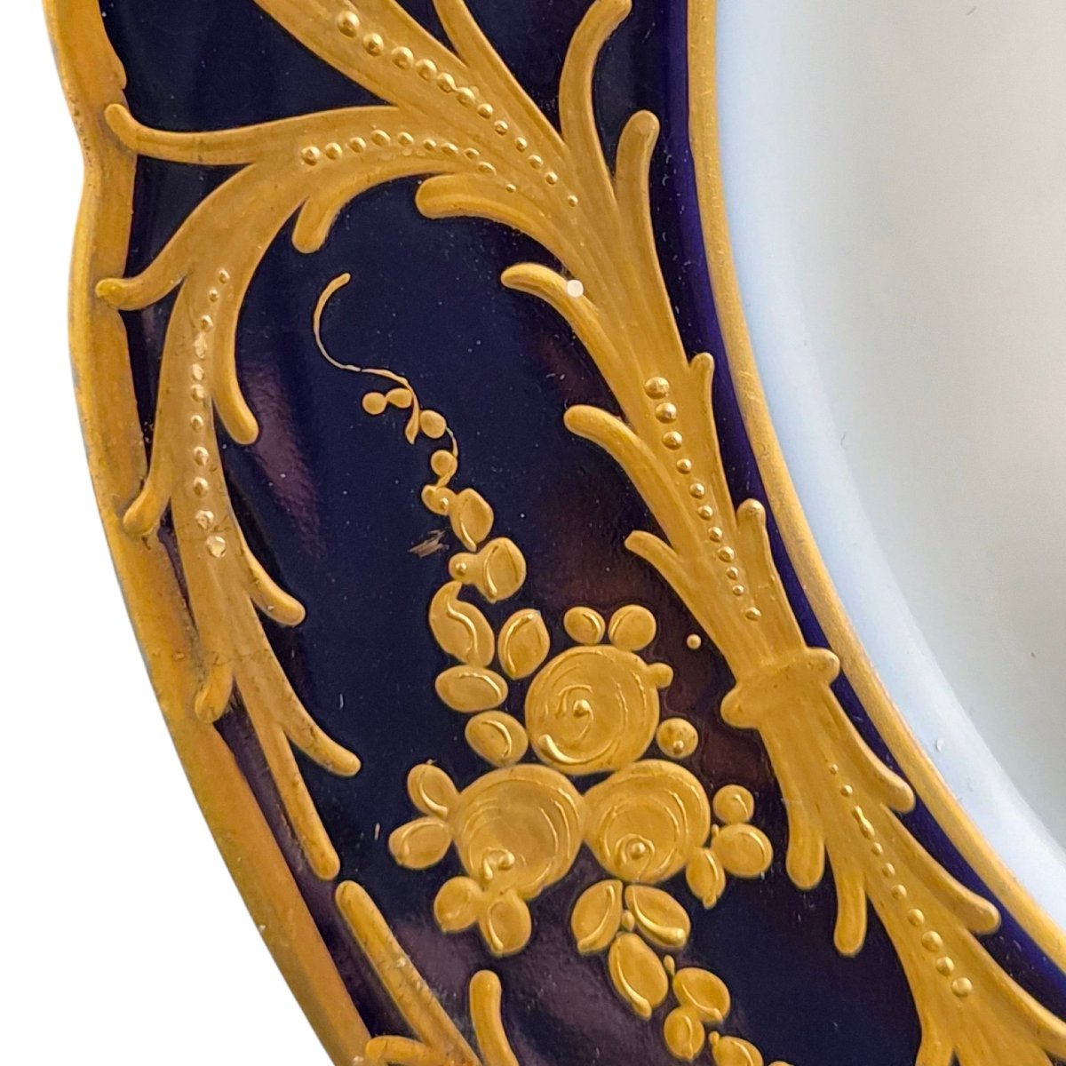 Assiette portrait en porcelaine bleu cobalt, style Sèvres, Mme Élisabeth, vers 1870–1890-photo-5