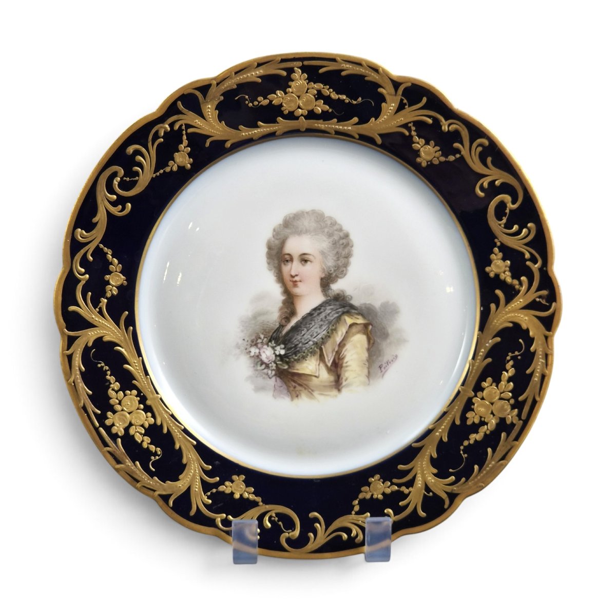 Assiette portrait en porcelaine bleu cobalt, style Sèvres, Mme Élisabeth, vers 1870–1890