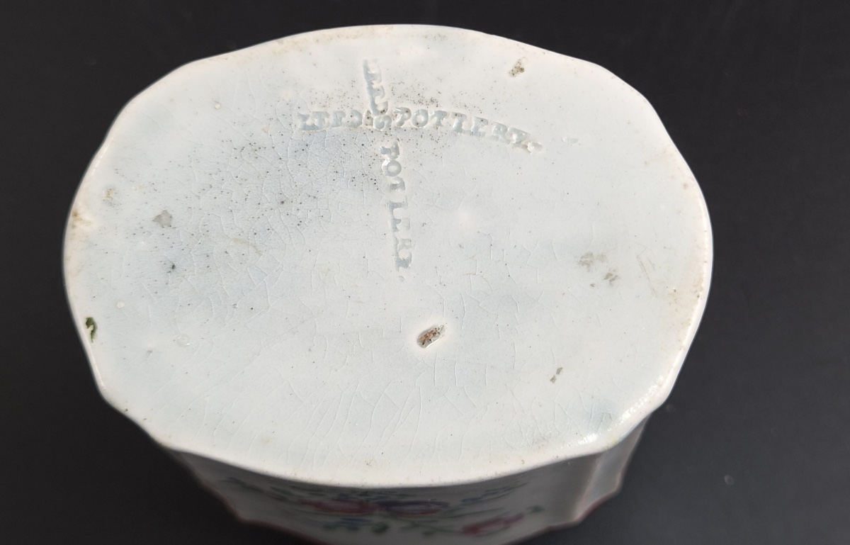 Boîte à thé de la Leeds Pottery aux émaux floraux, double marque, vers 1780-photo-2