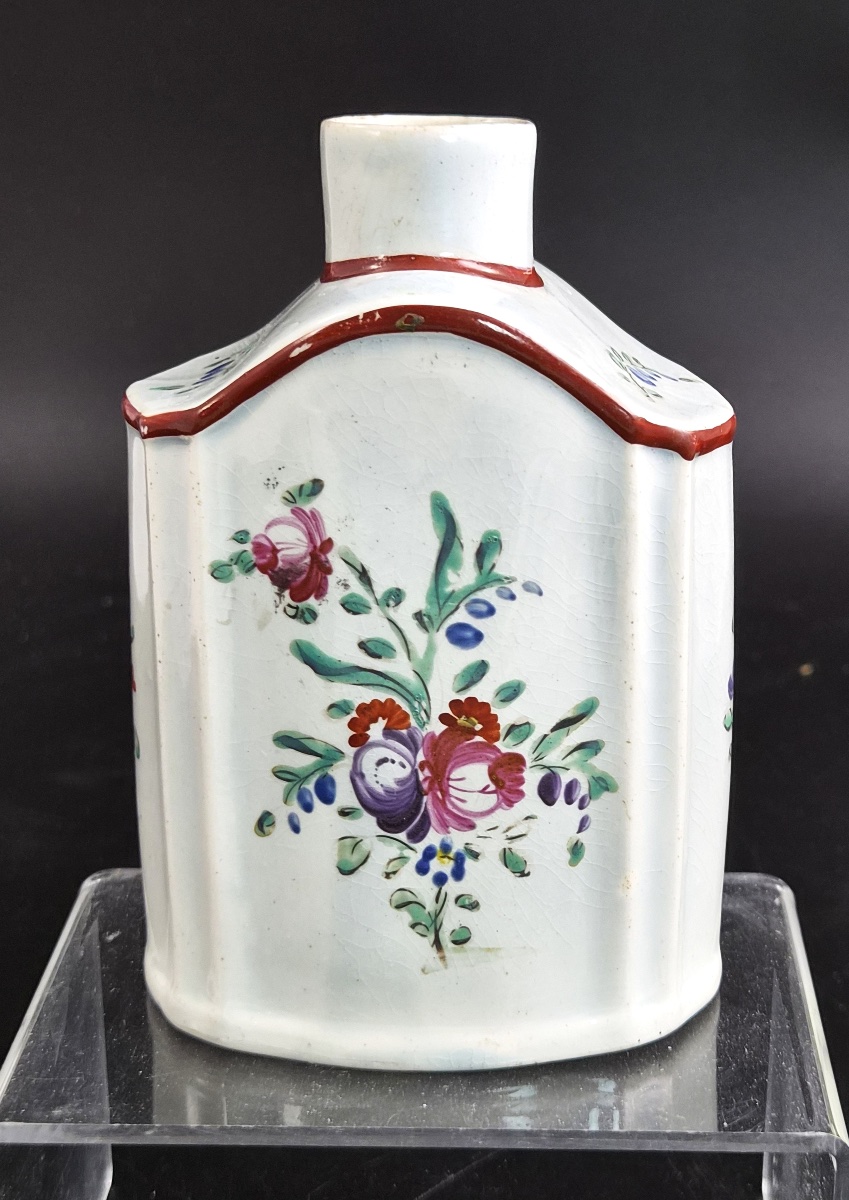 Boîte à thé de la Leeds Pottery aux émaux floraux, double marque, vers 1780