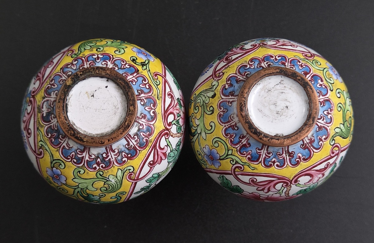 Paire de vases miniatures en émail de Canton, coq et pivoine, fond jaune, XIXe siècle-photo-2
