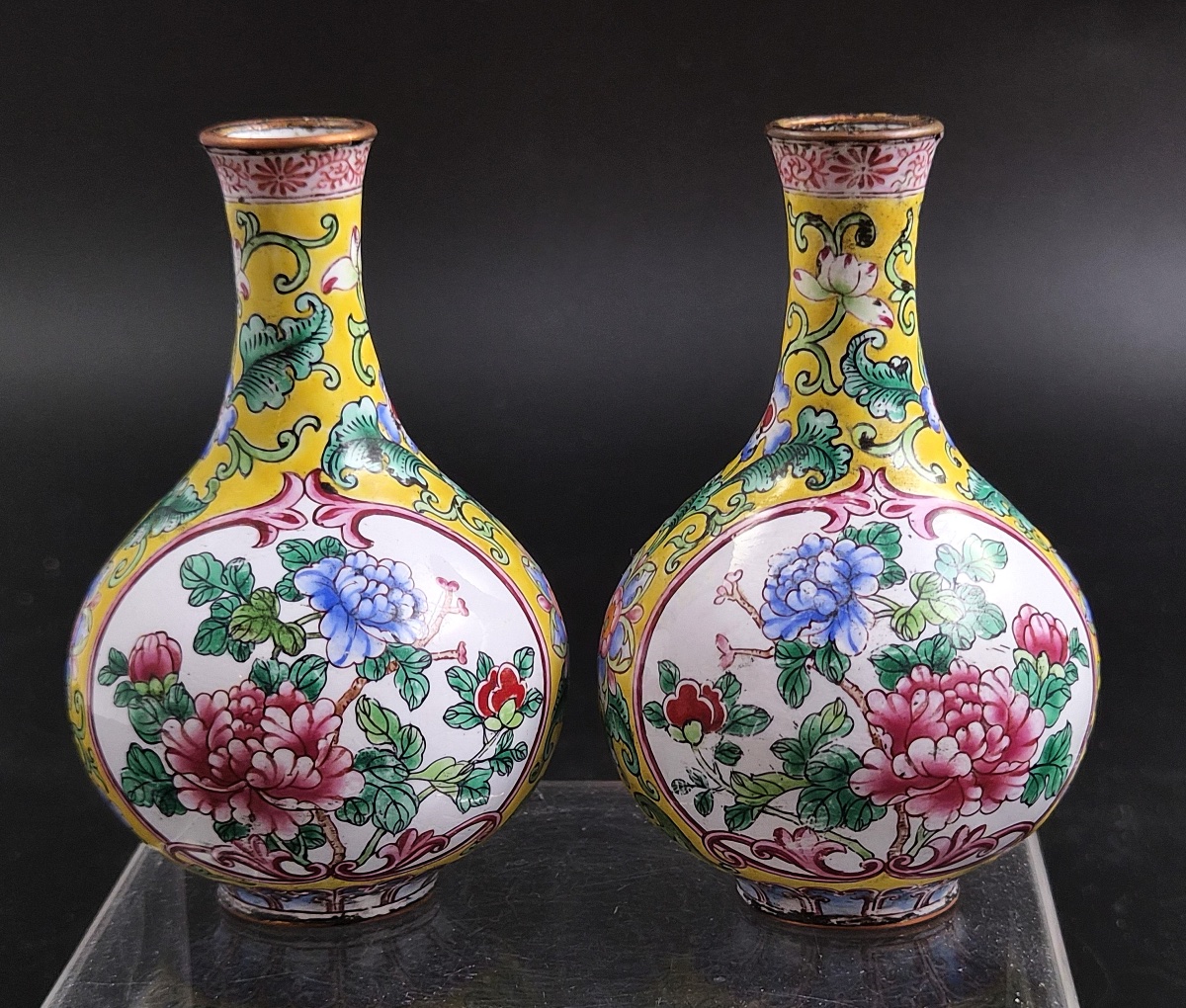 Paire de vases miniatures en émail de Canton, coq et pivoine, fond jaune, XIXe siècle-photo-1