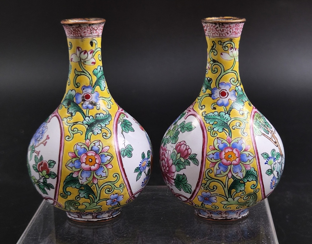 Paire de vases miniatures en émail de Canton, coq et pivoine, fond jaune, XIXe siècle-photo-2
