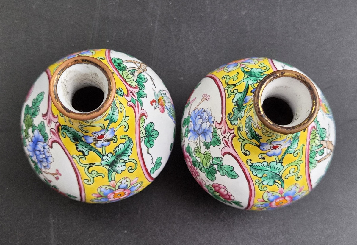 Paire de vases miniatures en émail de Canton, coq et pivoine, fond jaune, XIXe siècle-photo-3