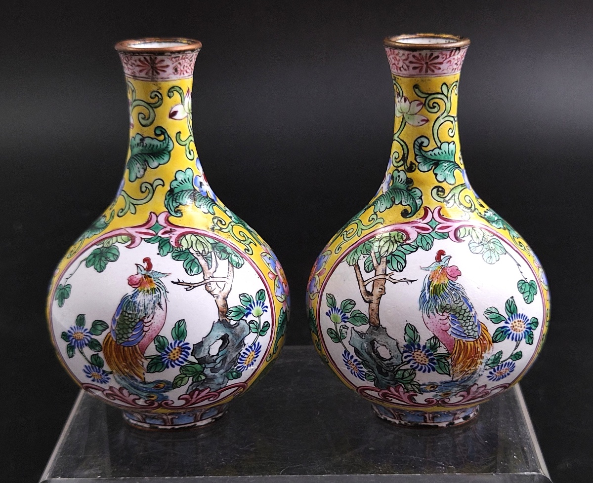 Paire de vases miniatures en émail de Canton, coq et pivoine, fond jaune, XIXe siècle