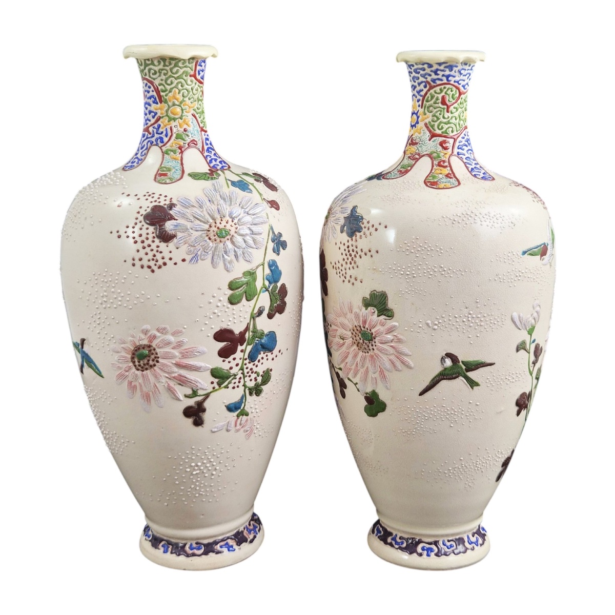 Paire de Vases Satsuma de Kyoto à Moriage, Époque Meiji, Style Chikusai, vers 1890-photo-2