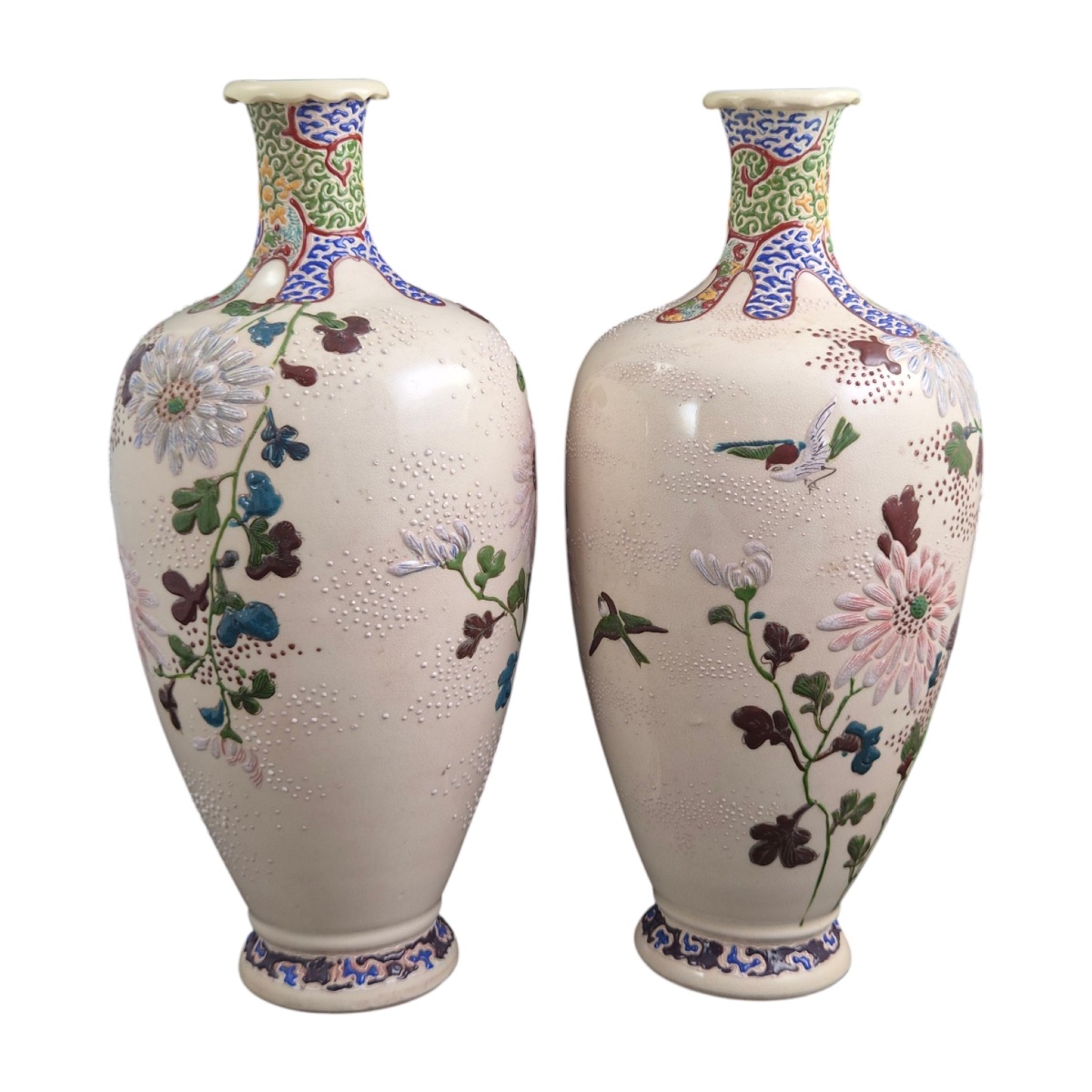 Paire de Vases Satsuma de Kyoto à Moriage, Époque Meiji, Style Chikusai, vers 1890-photo-3