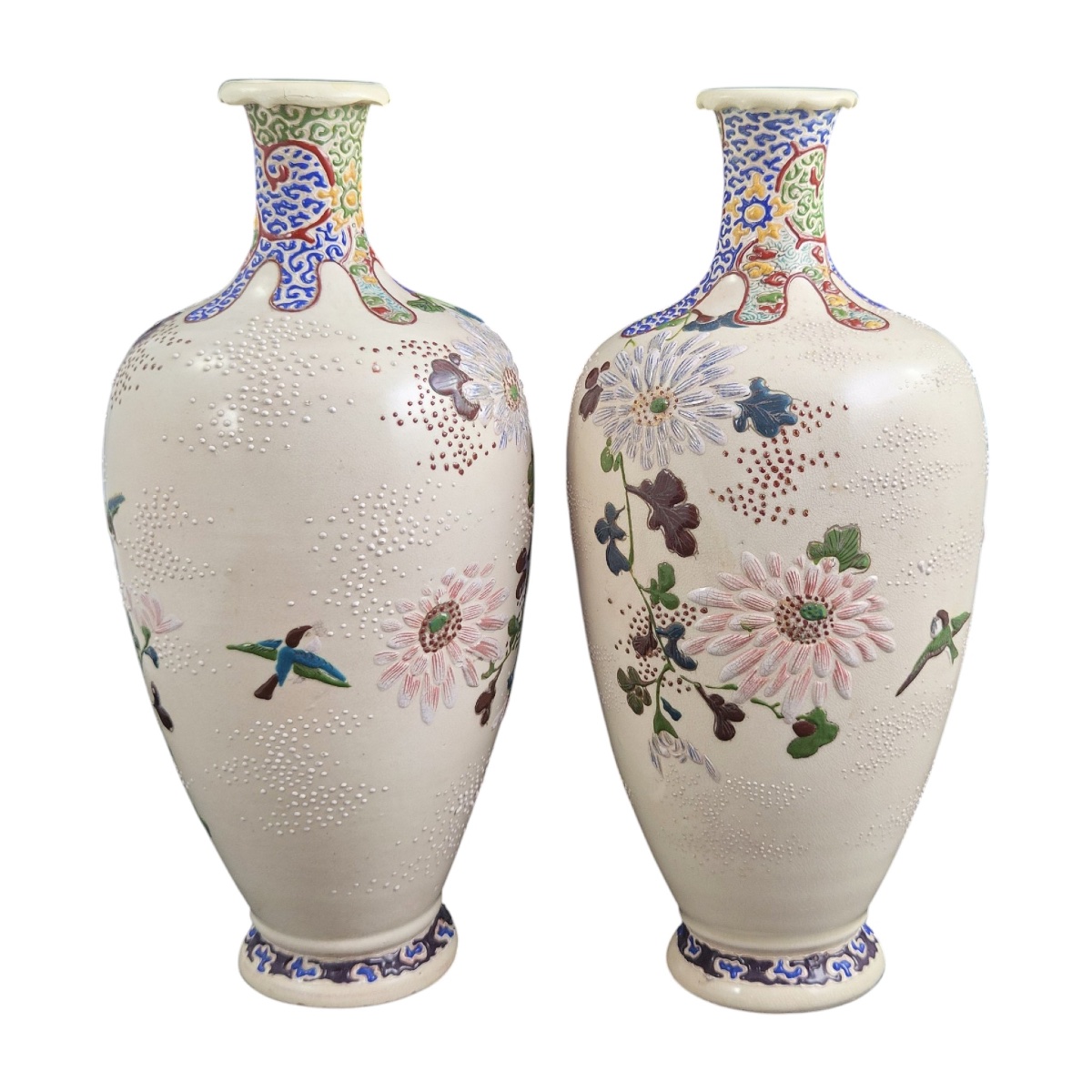 Paire de Vases Satsuma de Kyoto à Moriage, Époque Meiji, Style Chikusai, vers 1890-photo-1