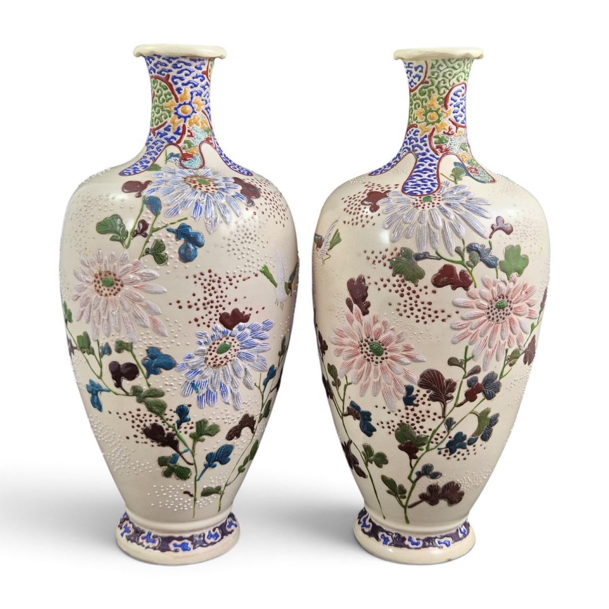 Paire de Vases Satsuma de Kyoto à Moriage, Époque Meiji, Style Chikusai, vers 1890