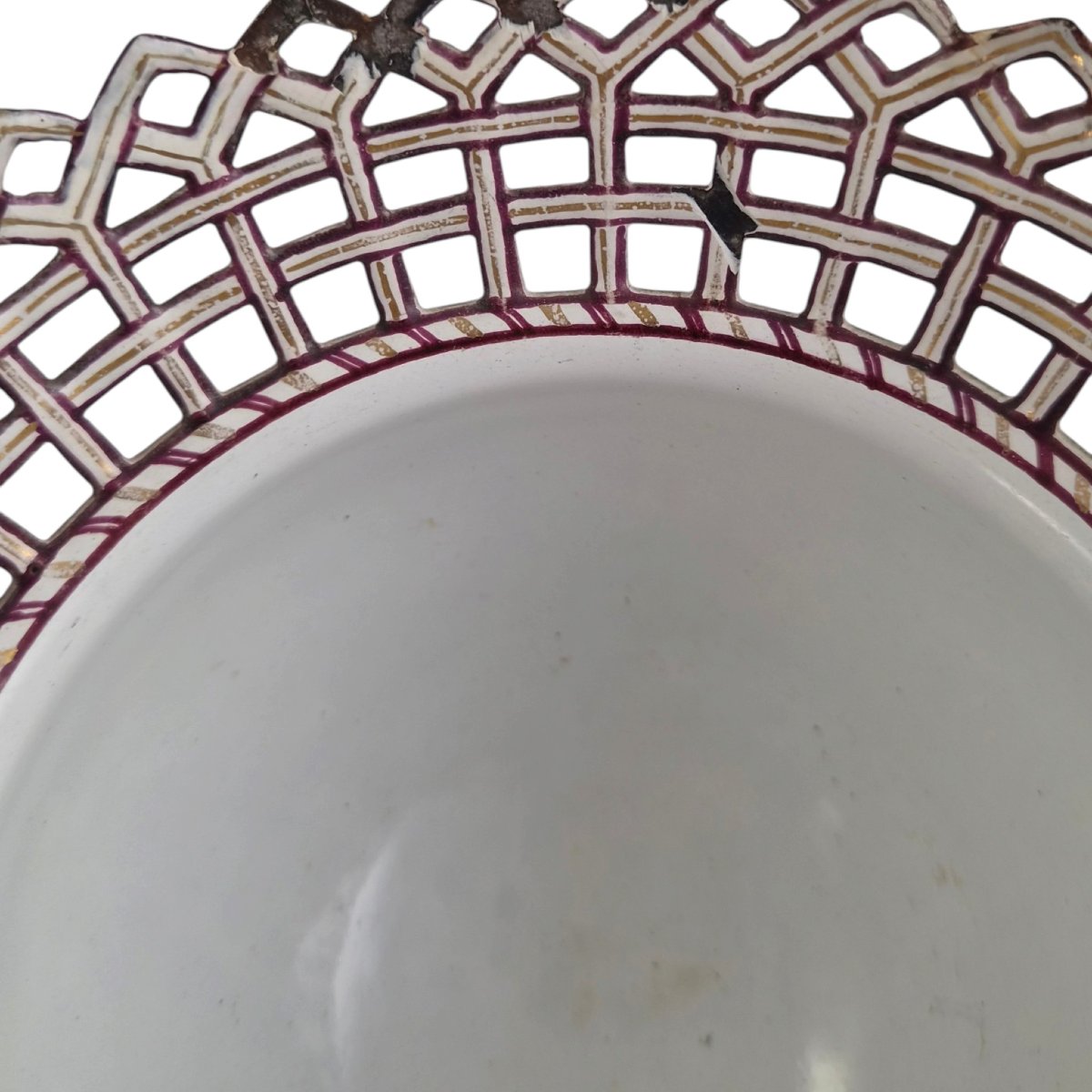 Paire de Vases en Tôle Peinte Ajourée Fond Blanc, Époque Empire-photo-1