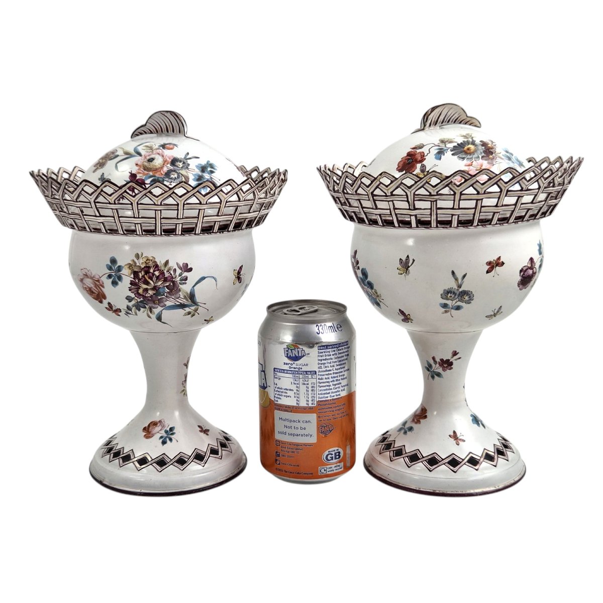 Paire de Vases en Tôle Peinte Ajourée Fond Blanc, Époque Empire-photo-8