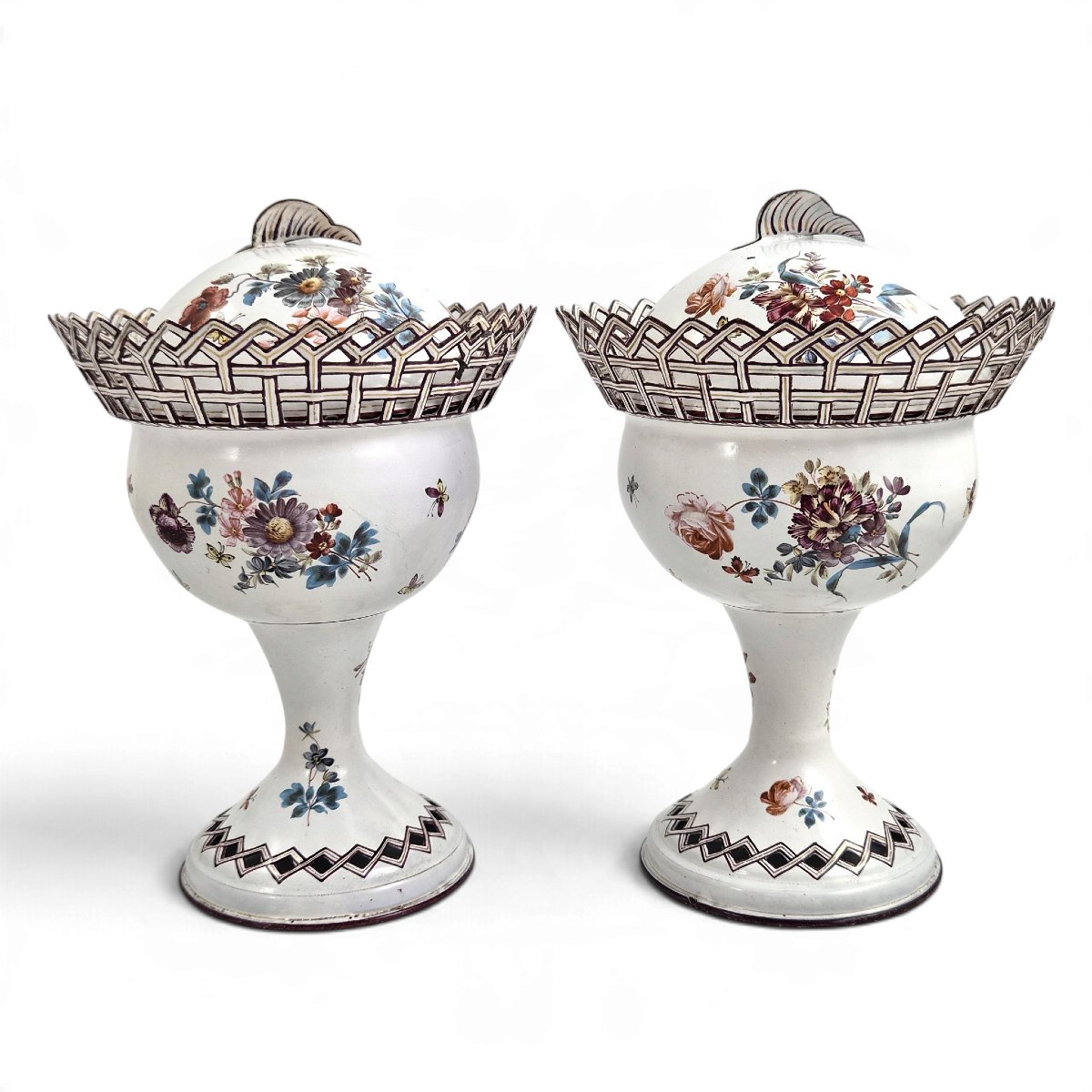 Paire de Vases en Tôle Peinte Ajourée Fond Blanc, Époque Empire