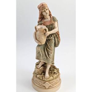 Figurine Ancienne En Porcelaine d'Une Porteuse d'Eau Du Royal Dux, 19ème Siècle
