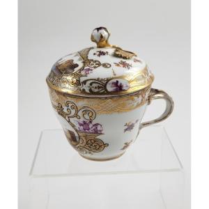 Tasse à Chocolat Meissen Couverte, Vues Maritimes et Chinoiseries en Pourpre, vers 1780–1820