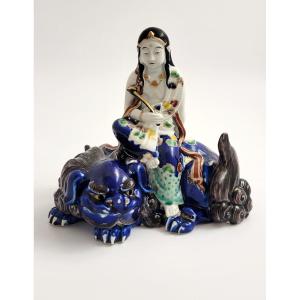 Statuette japonaise en porcelaine de Kutani, Kannon sur shishi, vers 1870, période Meiji