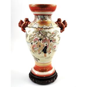 Grande vase japonais Kutani, moriage, anses lions, socle d’origine, vers 1890