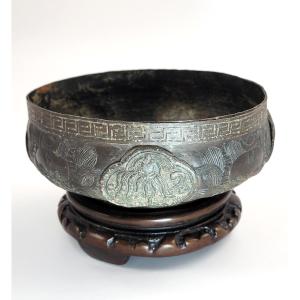 Rare coupe en bronze japonais, Edo, XVIIe–XVIIIe, cartouches rivetés, archaïque