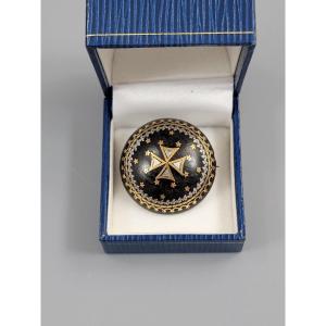 Broche bombée en écaille piquée d’or et d’argent, croix de Malte, Angleterre, v.1860