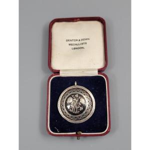 Broche/médaillon en écaille piquée d’argent, monture à bord torsadé, Angleterre, v.1860