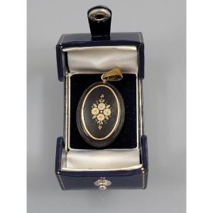 Petit pendentif ovale en écaille piquée d’or, motif floral, Angleterre, v.1860