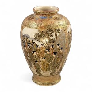 Japanese Satsuma Vase By Gyokuzan, Late Meiji Period With Gilt Moriage Court Figures