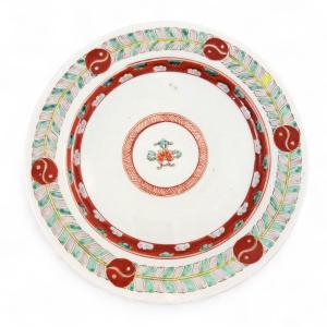 Plat d’Arita « aka-e », fin XVIIe (v.1680–1700), Hizen — Ø 24,5 cm, UV OK