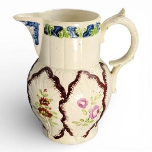 Petit pichet en pearlware du Staffordshire à décor de feuilles de chou, vers 1790–1800