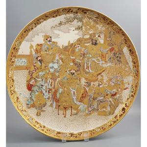 Grand plat japonais en satsuma, atelier de Kyoto, décor de guerriers, époque Meiji