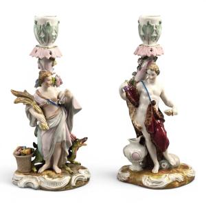 Paire de bougeoirs allégoriques en porcelaine Volkstedt R. Eckert & Co. vers 1895