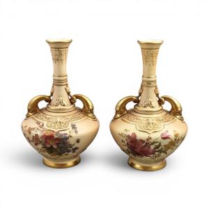 Paire de vases Royal Worcester à anses en dauphins, 1902 et 1903