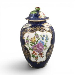 Boîte à thé Worcester à fond bleu écaillé et oiseaux exotiques, vers 1768